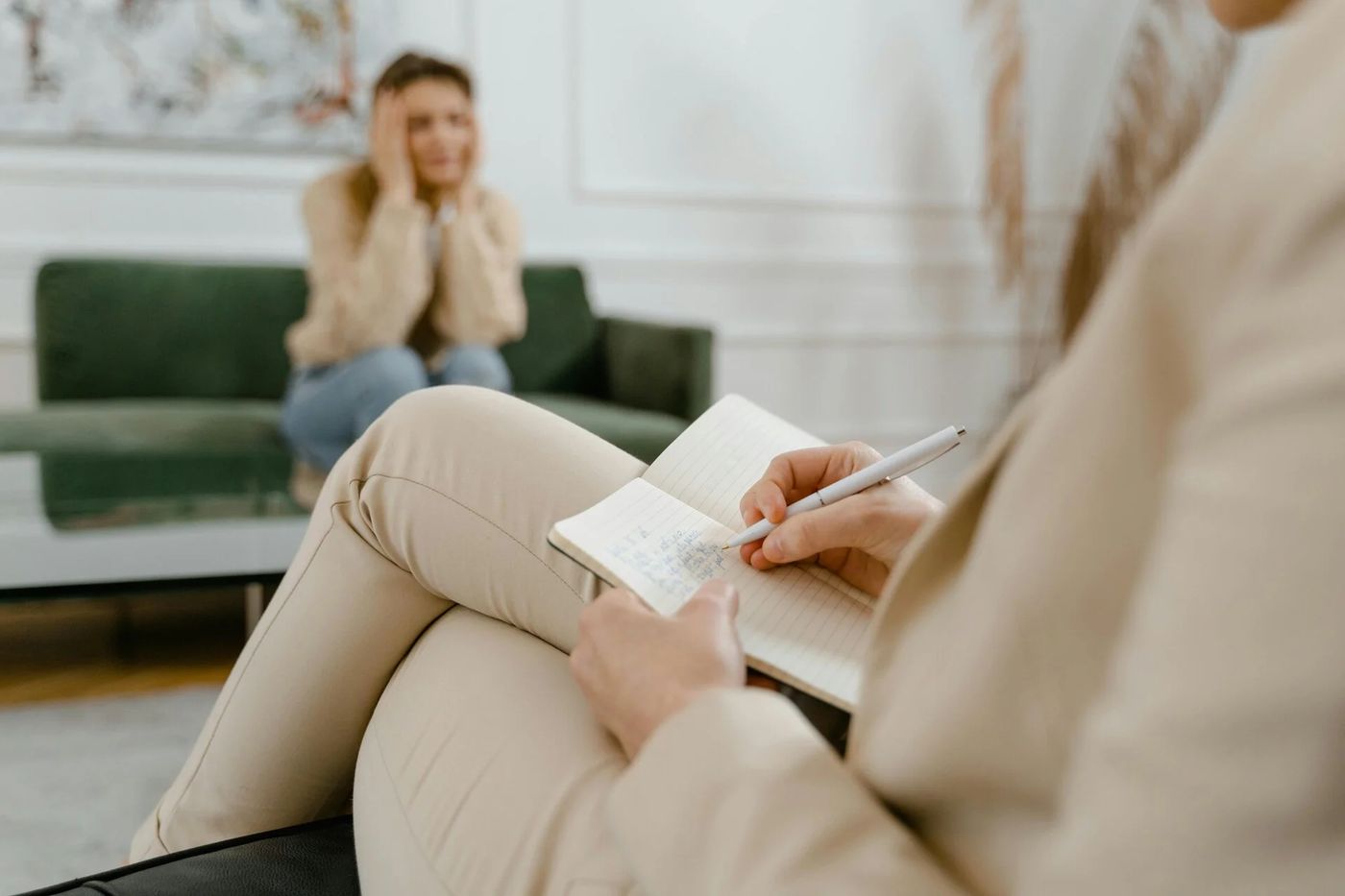Psicóloga tomando notas durante una sesión con una paciente