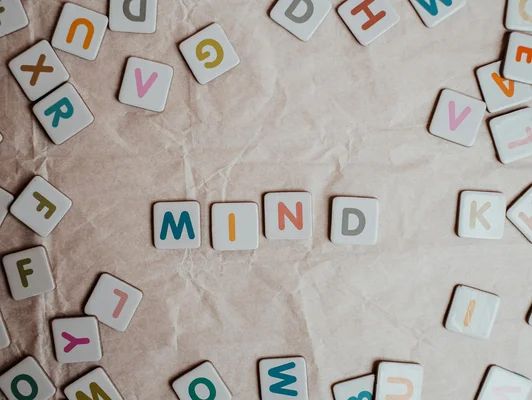Letras de colores que forman la palabra mind
