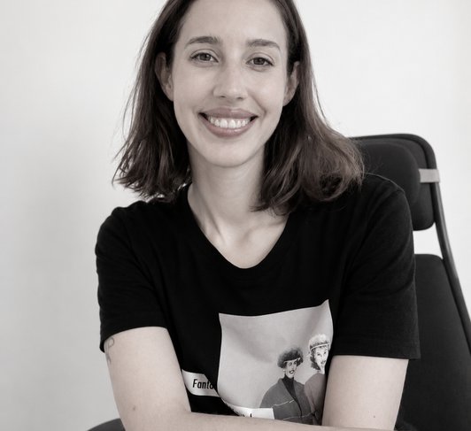 Neus Llabrés sonriendo, sentada en su consulta